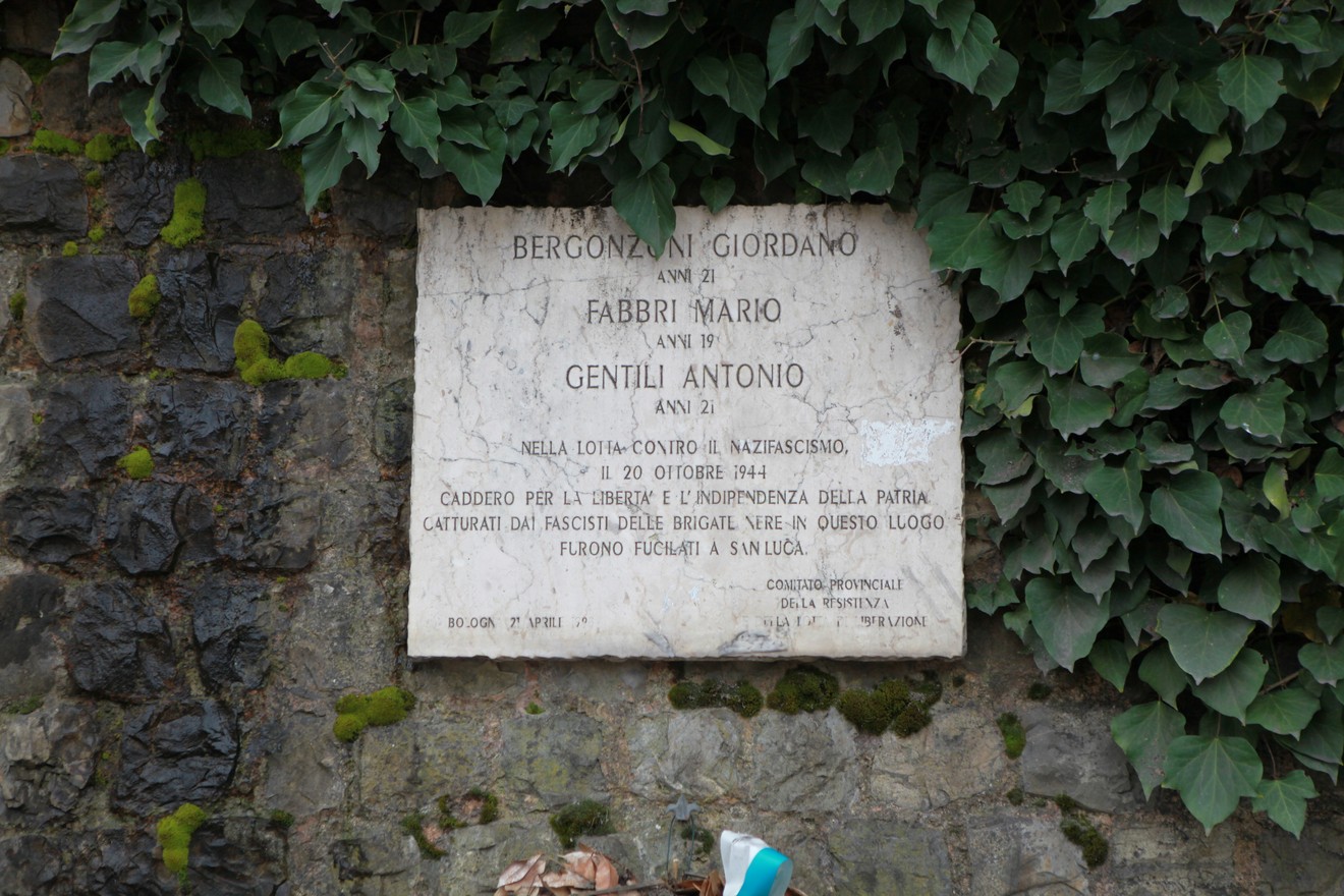 Lapide commemorativa dedicata a Bergonzanti, Fabbri e Gentili, situata in un contesto storico a Bergamo.