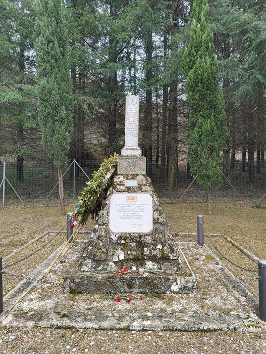 Monumento del casolare di Pian d'Albero, dedicato alla memoria degli eventi storici locali, immerso nella natura.