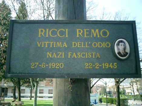 Targa commemorativa di Remo Ricci, vittima dell'odio nazifascista, con date di nascita e morte.