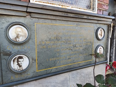 Lapide commemorativa con fotografie di G. Villata, A. Bordin, M. Mosella e L. Caudana a Villata.