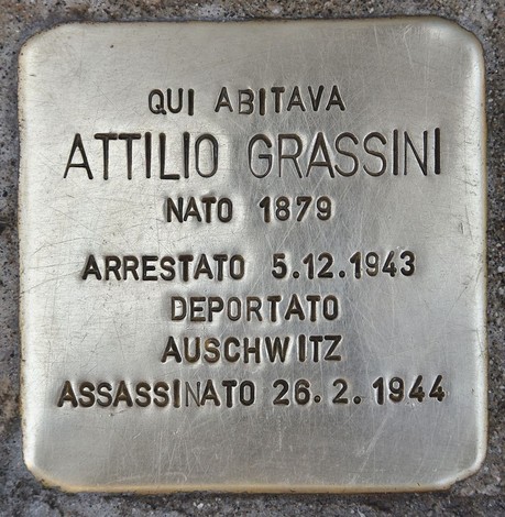 Pietre d'inciampo dedicate alle sorelle Clerle, a Grassini e Aboaf, commemorando le vittime della Shoah.