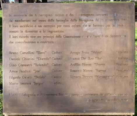 Monumento commemorativo dedicato ai caduti della battaglia della Bolognina del 1944, con rilievi e iscrizioni memoriali.