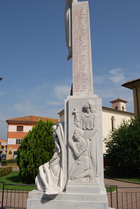 Monumento di Cintolese, dedicato ai caduti, con statue e nomi incisi su pietra, simbolo di memoria e rispetto.