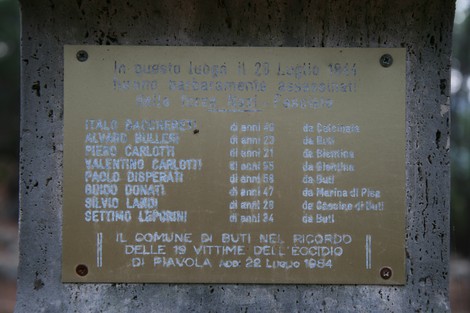 Cippo commemorativo che ricorda le vittime di Bacchereti, Bulleri e altri nel comune di Buti.