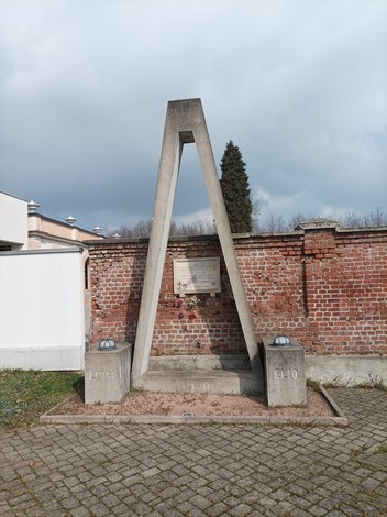 Monumento commemorativo a Clerici e Zampiero, situato in un'area urbana, con struttura in cemento.