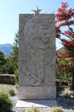Monumento dedito all'aviolancio di Cadorna, con un design scultoreo e un ambiente naturale circostante.