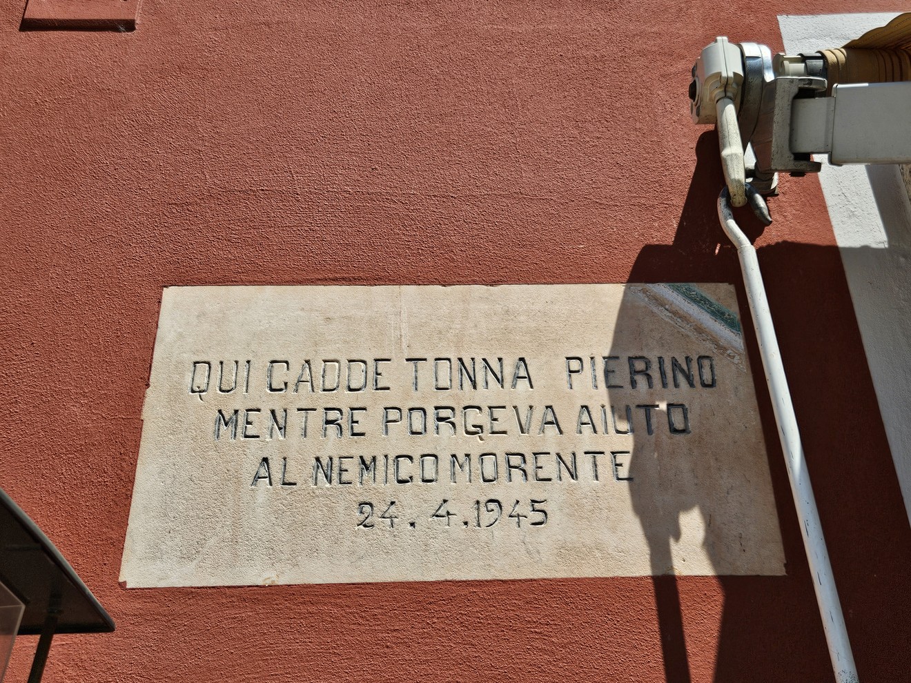 Lapide commemorativa che ricorda l'eroismo di Tonna Pierino nel 1945.