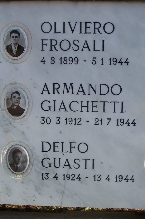 Monumento ai partigiani con nomi e date commemorative di chi ha lottato per la libertà.