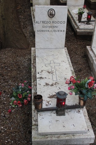 Tomba di Alfredo Rocco, con fiori e candele, in un cimitero dedicato ai caduti per la libertà.