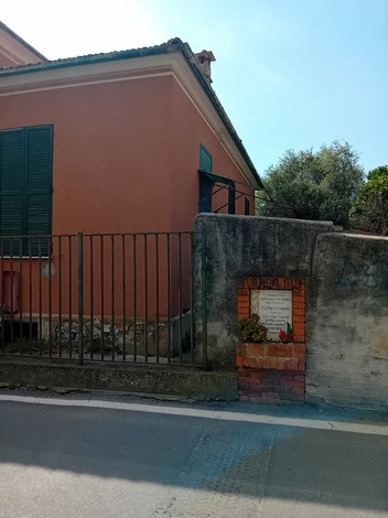 Lapide ad Elena, Comune di San Bartolomeo al Mare (IM), foto 2