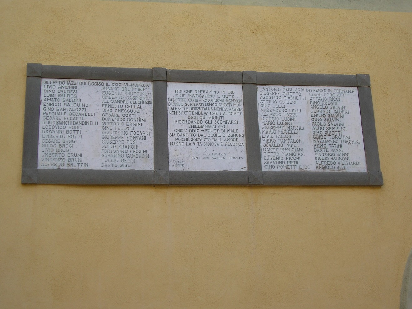 Lapide commemorativa della Chiesa di San Fedele, con nomi di onorevoli cittadini.