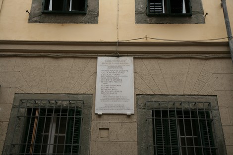 Lapide commemorativa della casa Roques, a testimonianza di eventi storici significativi.