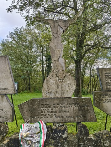 Rovine di San Martino: monumento commemorativo avvolto dalla natura, testimone di storia e spiritualità.