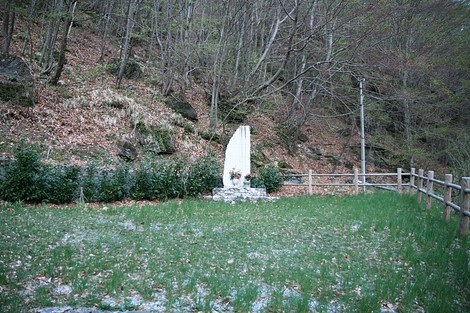 Monumento alla Linea Gotica immerso nella natura, simbolo della memoria storica della Seconda Guerra Mondiale.
