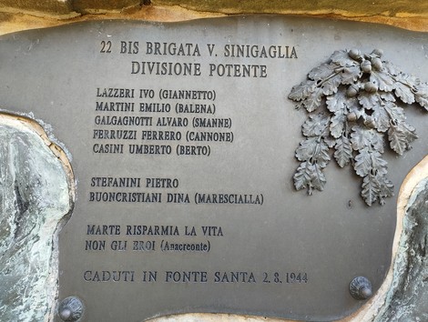 Monumento di Lonchio con targa commemorativa dedicata ai caduti della 22 bis Brigata V. Sinigaglia.