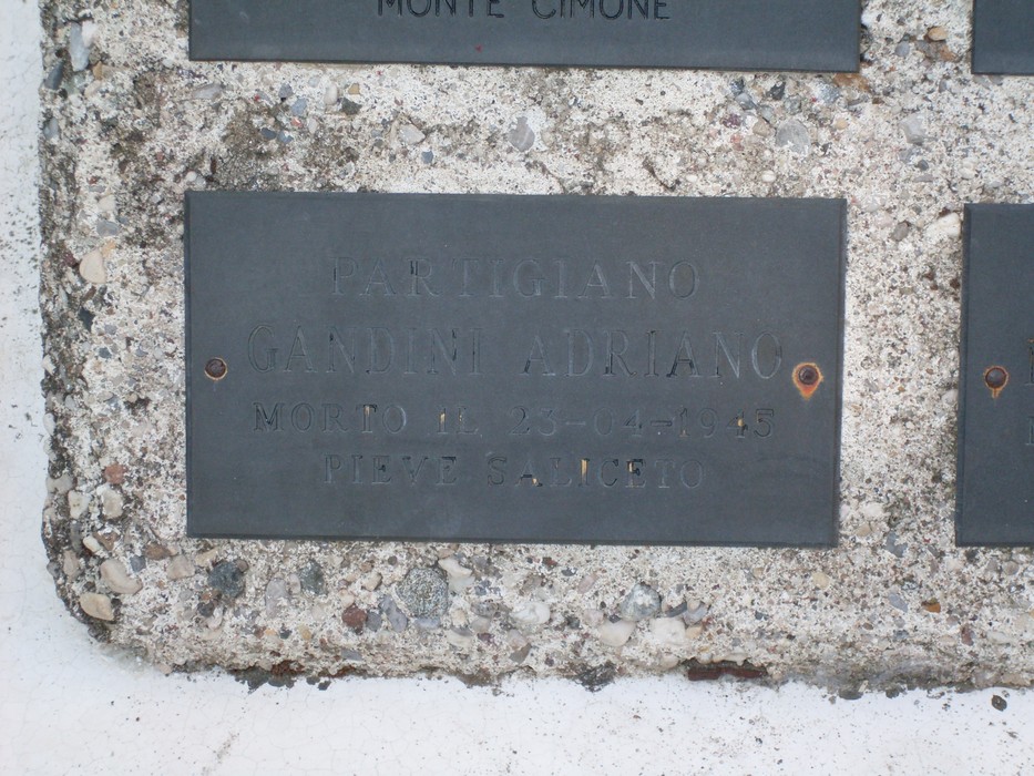Croce commemorativa dei caduti di Pieve Saliceto, simbolo di onore e memoria per i defunti.