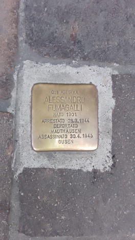 Pietra d'inciampo che commemorano Alessandro Fumagalli, vittima della deportazione nazista.
