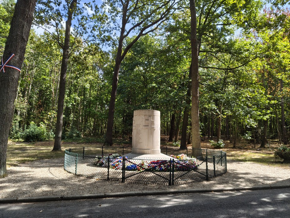 Monumento ai fucilati della cascata del Bois de Boulogne, Francia, foto 6
