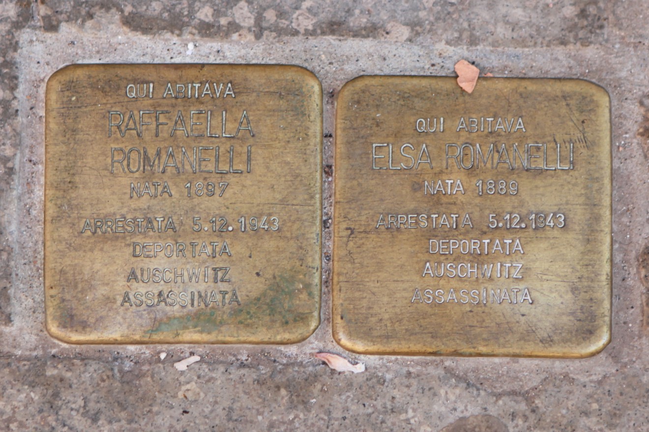 Pietre d'inciampo in memoria delle sorelle Romanelli, Raffaella ed Elsa, vittime della Shoah.