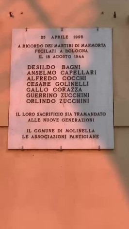 Lapide commemorativa dedicata ai martiri di Marmorta, con nomi e data dell'eccidio avvenuto a Bologna.