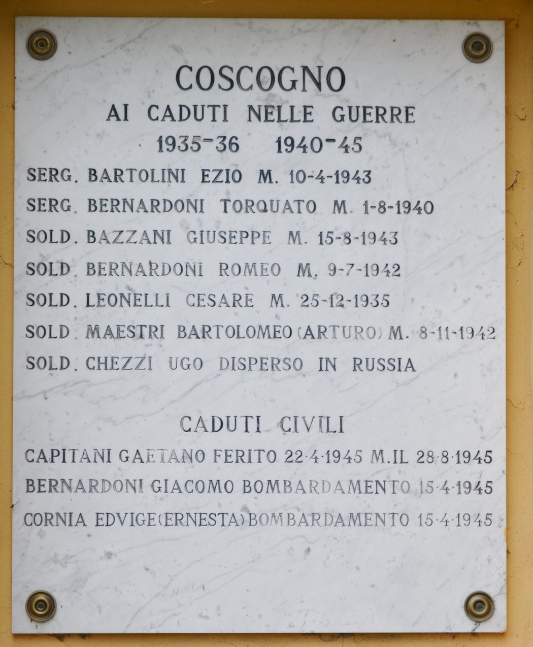 Lapide commemorativa ai caduti di Coscogno nelle guerre 1935-1945, con nomi e date di caduti militari e civili.