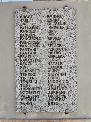 Monumento ai Caduti 1940-1945, commemorazione di valorosi soldati con una lapide in granito.