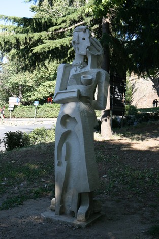 Scultura commemorativa che celebra il contributo dei partigiani nella lotta per la libertà.