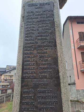 Monumento ai caduti di Chiomonte, commemorazione dei soldati perduti nella Prima Guerra Mondiale.