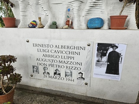 Monumento ai Martiri della Macchinina, con fotografie e targa commemorativa in onore dei caduti.