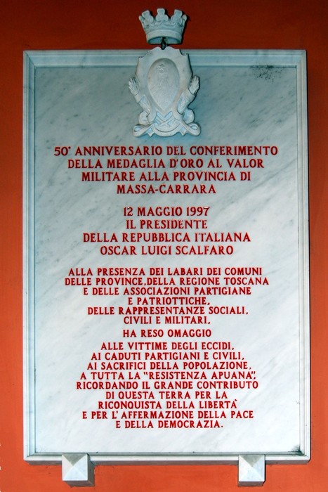 Lapidi commemorative al Palazzo Ducale di Massa-Carrara, in onore dei caduti e dei valori di libertà e democrazia.
