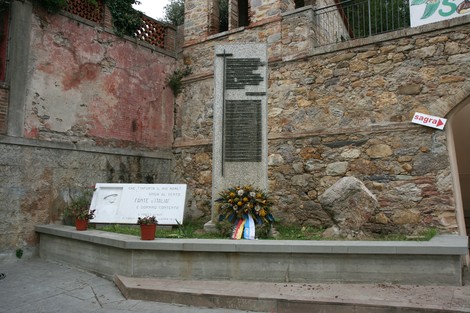 Monumento ai caduti di Piavola, dedicato alla memoria dei soldati e delle vittime di guerra.