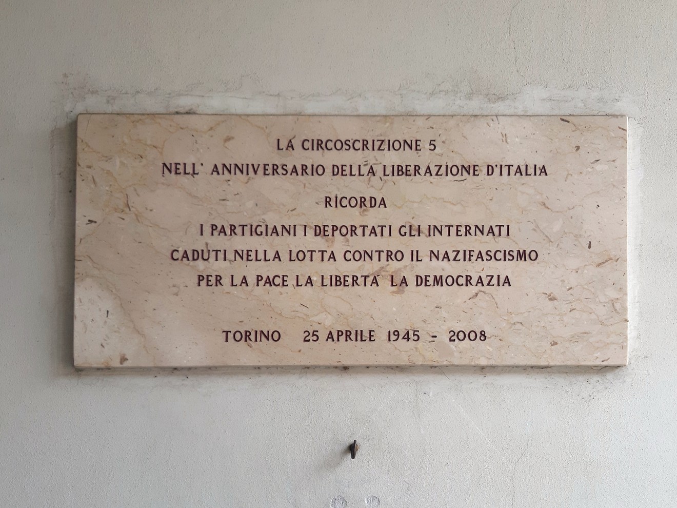 Lapide commemorativa per il 63° anniversario della Liberazione, dedicata a partigiani e deportati.