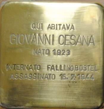Pietra d'inciampo in ottone incastonata nel selciato, con iscrizione dedicata a Giovanni Cesana.