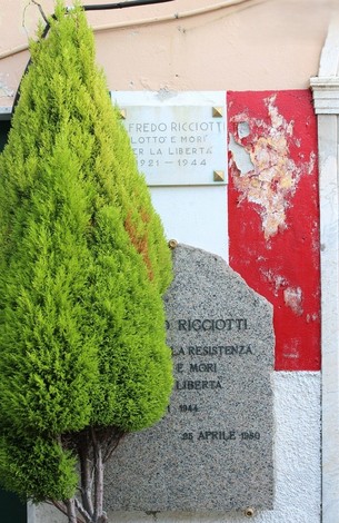 Lapidi commemorative di Fredo Ricciotti, dedicate alla sua memoria per la resistenza e la libertà.