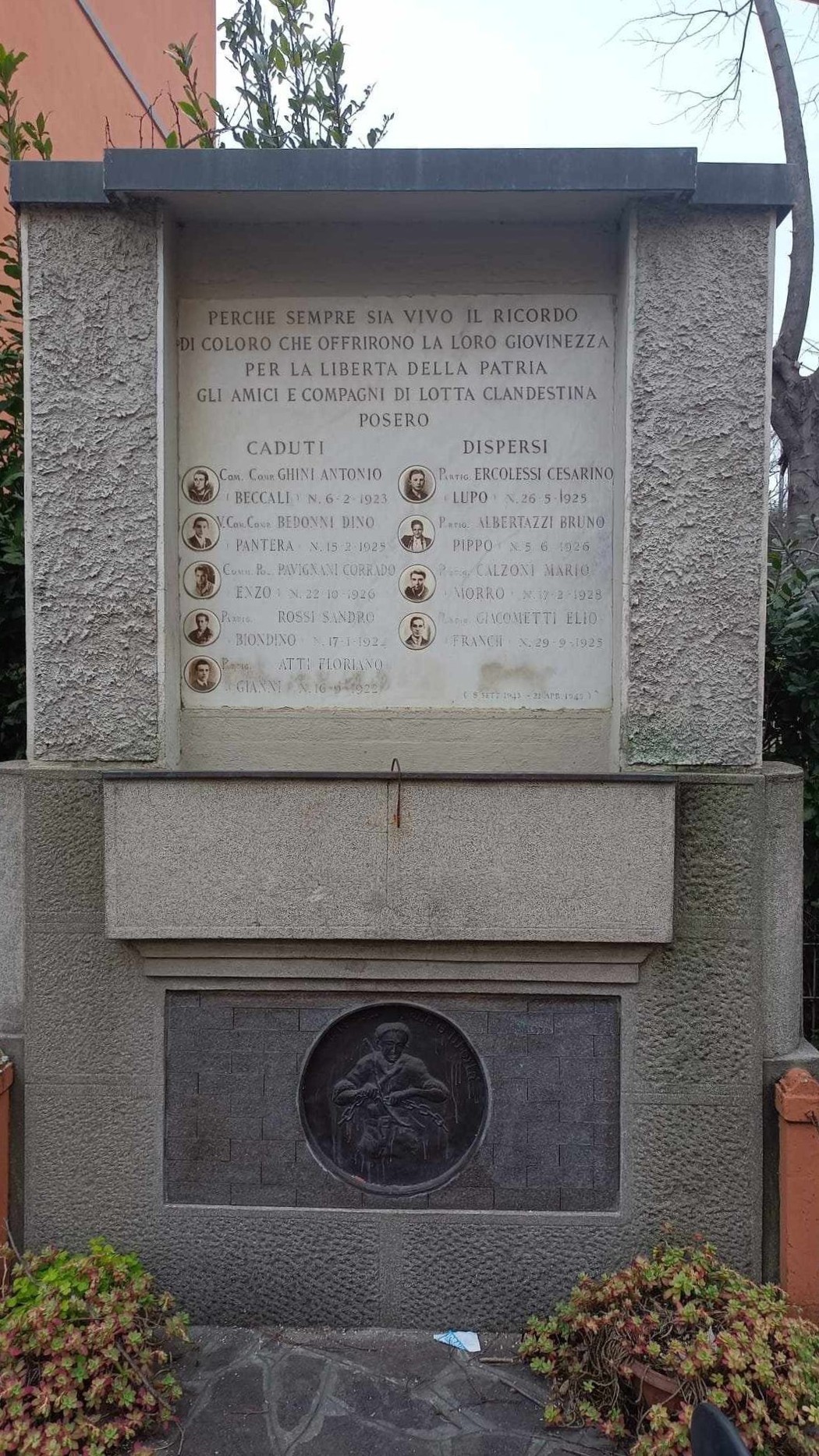 Monumento commemorativo dedicato ai caduti e dispersi del Casermone, con nomi incisi e simboli di memoria.