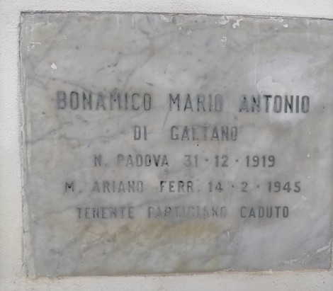 Lapide commemorativa di Bonamico Mario Antonio, partigiano caduto, con indicazioni su data e luogo di nascita.