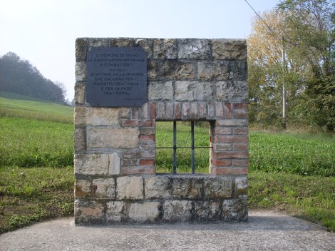 Monumento dedicato ai caduti della Liberazione a Viano, simbolo di memoria e rispetto per la libertà.