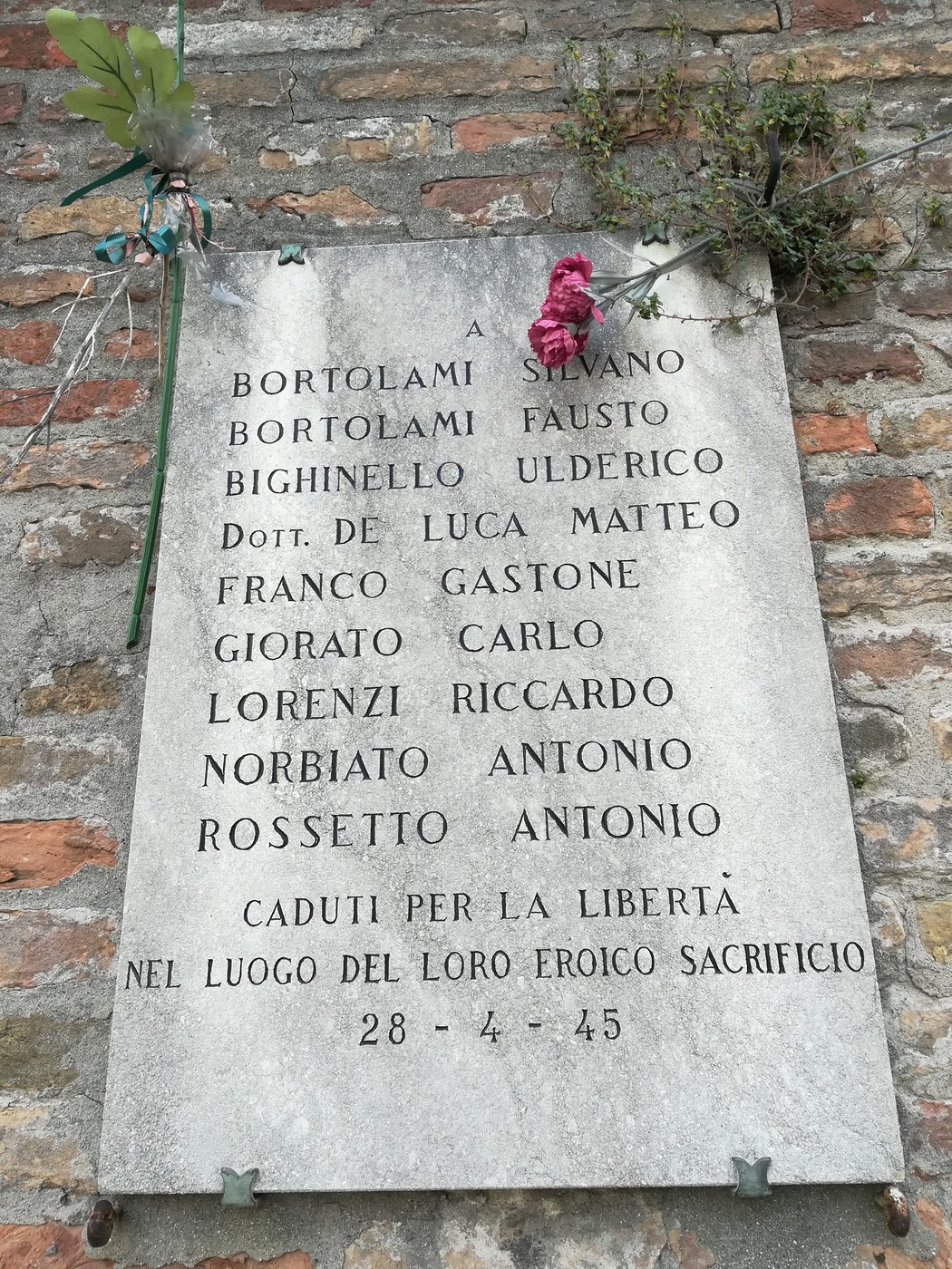 Lapide commemorativa ai caduti partigiani in onore della libertà, situata presso il ponte dell'ospedale.