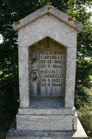 Tabernacolo in memoria di Pellegrino e Rocco Cardelli, commemorativo e di valore storico.
