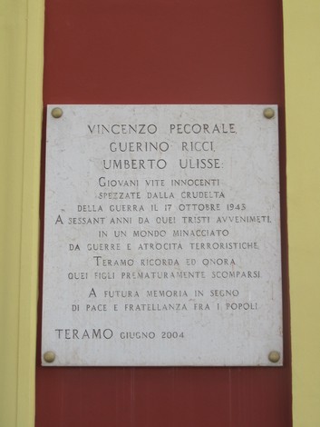 Lapide commemorativa dedicata alle vittime del bombardamento del 17 ottobre 1943 a Teramo.