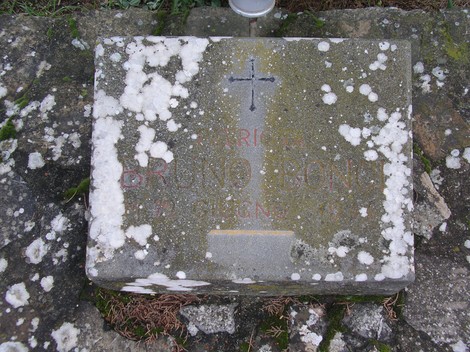 Cippo commemorativo dedicato a Bruno Bonci, con segni del tempo e mossi.