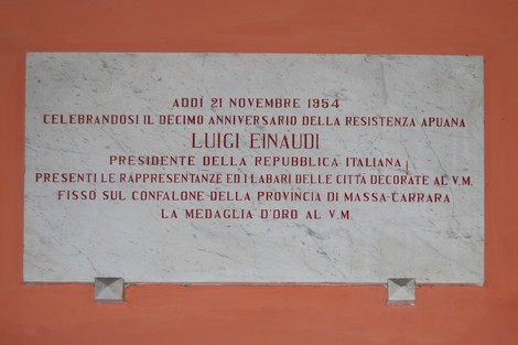 Lapidi commemorative del Palazzo Ducale, in ricordo del decimo anniversario della Resistenza Apuana.