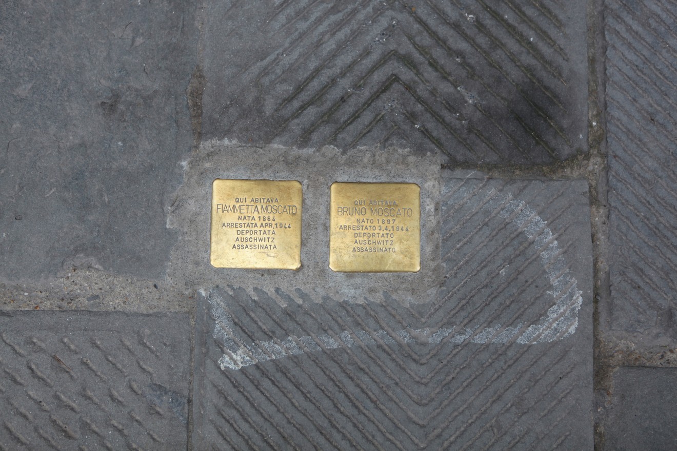 Pietre d'inciampo commemorative a Moscato, dedicate a vittime di persecuzione.