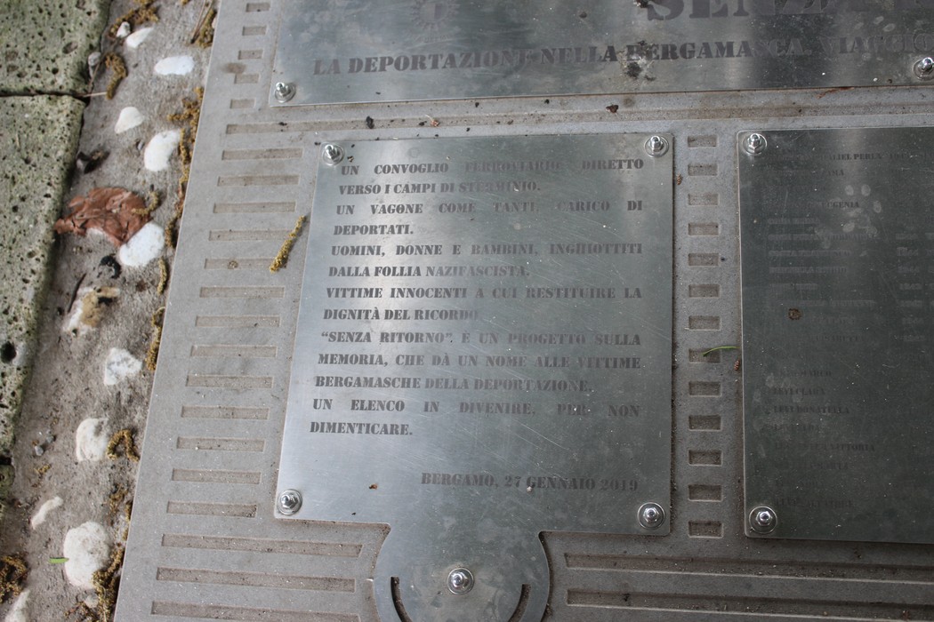 Monumento dedicato ai deportati, con incisioni che ricordano le vittime e il loro tributo alla memoria.
