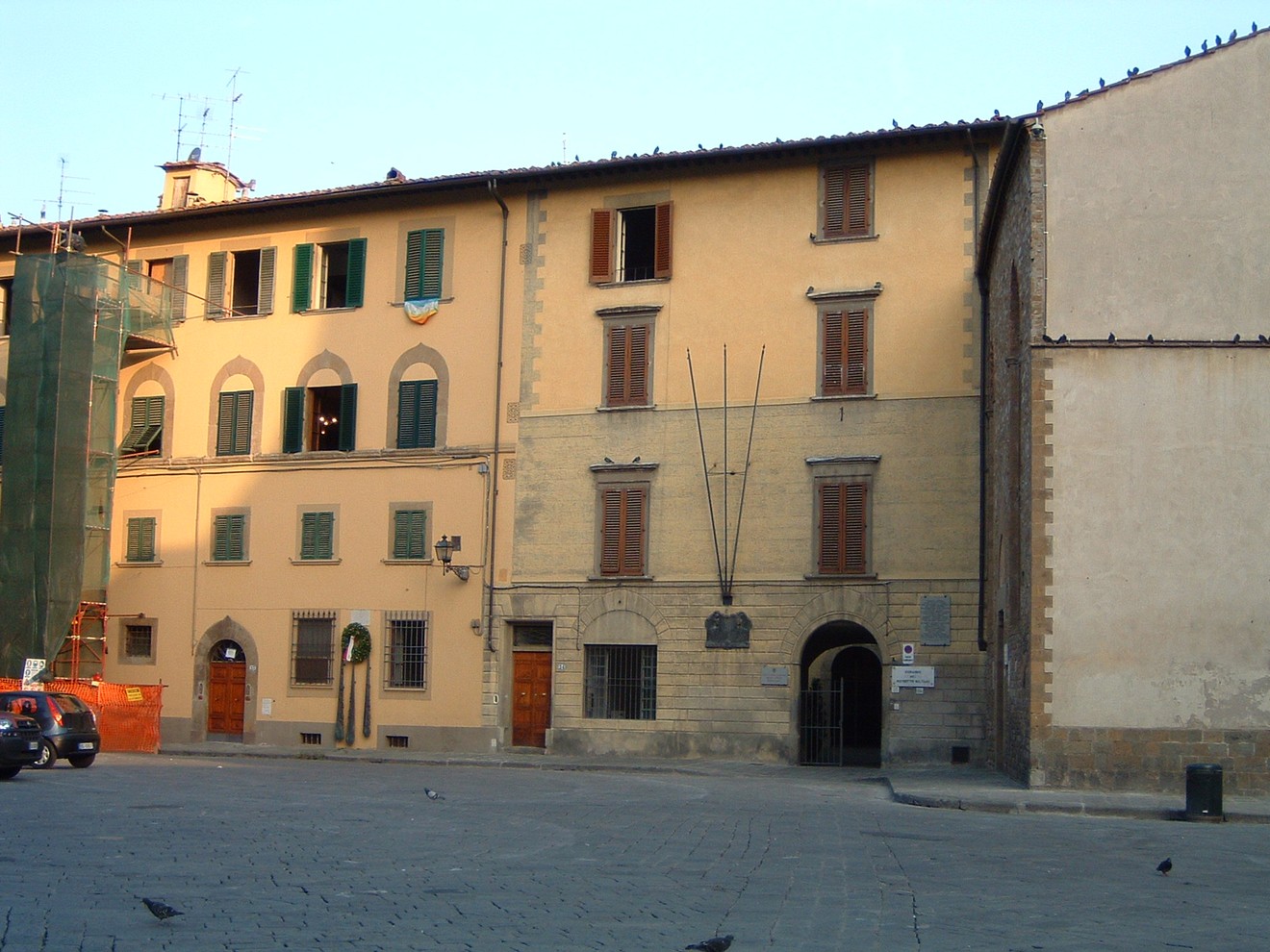 Lapide commemorativa dedicata ai Volontari della Libertà, situata in un'antica piazza.