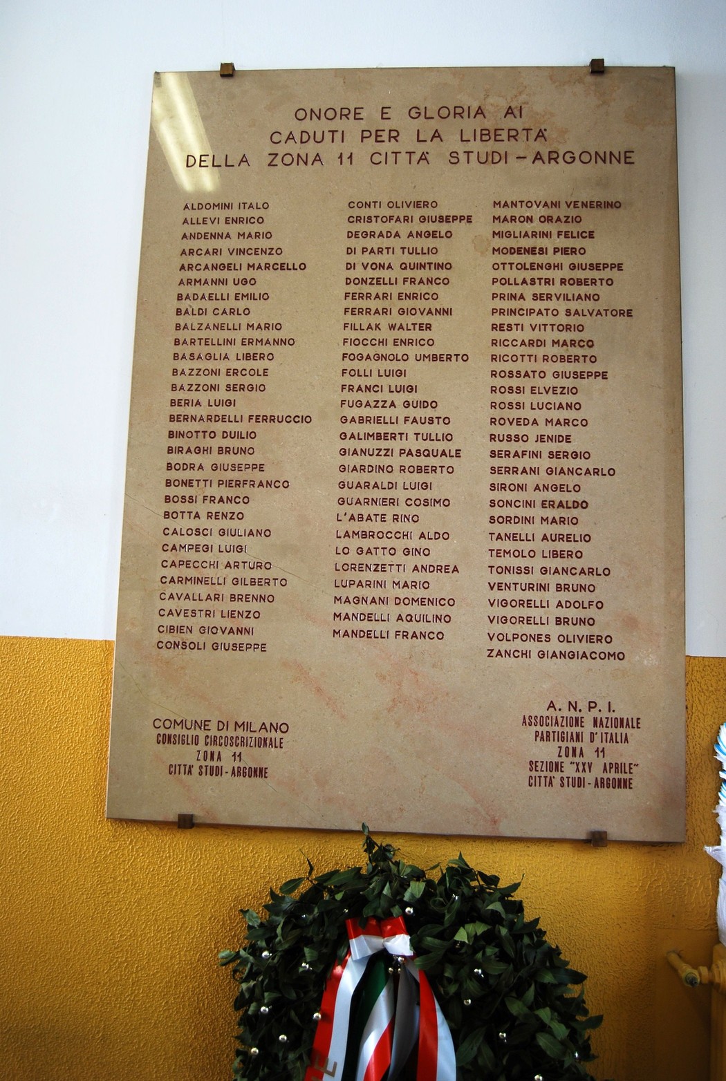 Lapide commemorativa ai caduti della Zona 11, città di Milano, in onore dei militanti per la libertà.