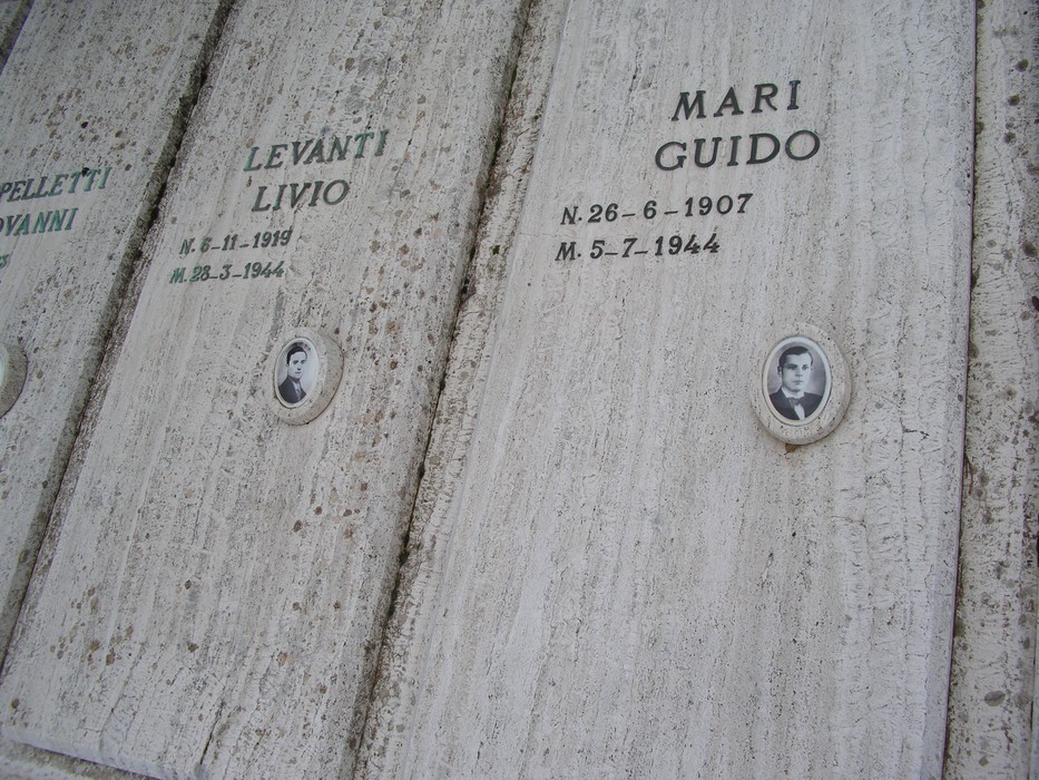 Sepolcro dedicato ai caduti di San Gimignano, con nomi e fotografie in memoria dei defunti.
