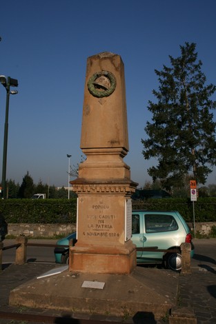 Monumento dedicato ai caduti di Ugnano, eretto in memoria dei combattenti per la patria.