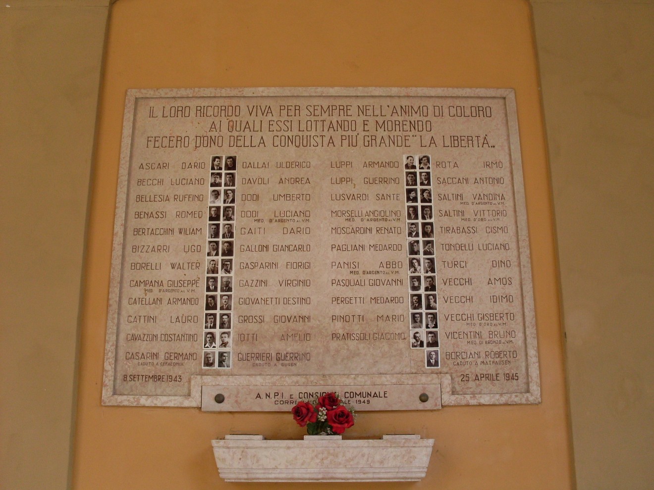 Lapide commemorativa che onora i caduti della Resistenza. Tributo alla lotta per la libertà.
