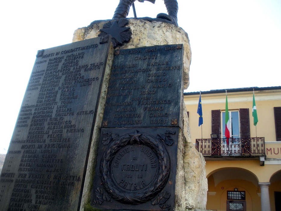 Monumento ai caduti di Mornico Losana, con targhe commemorative e simboli di rispetto per i defunti.